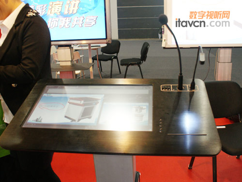 海捷展出數位演講臺及高清液晶一體機