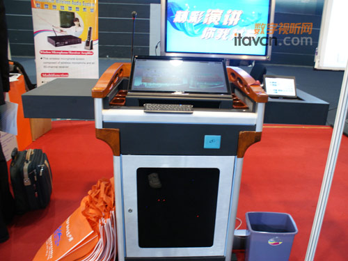 海捷展出數位演講臺及高清液晶一體機