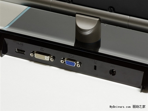 接口部分，D-Sub,DVI,HDMI齊全，電源采用AC適配器轉接