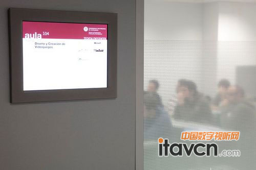 鎧應(yīng)科技數(shù)字告示播放器管理BarcelonaTech (UPC) 每間教室外的15吋LCD屏幕播放內(nèi)容，顯示教室內(nèi)目前正在進(jìn)行的課程。