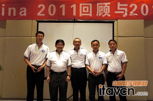 ATEN集團高管（左二、左三）與獲獎代理商合影