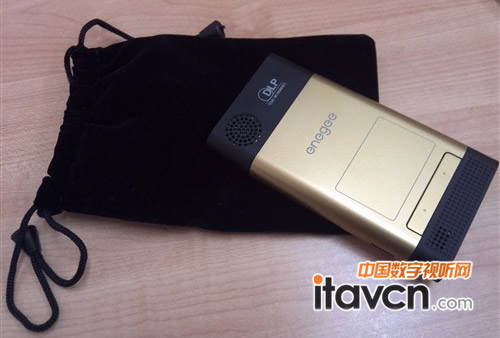 enegee S20微型投影機背面