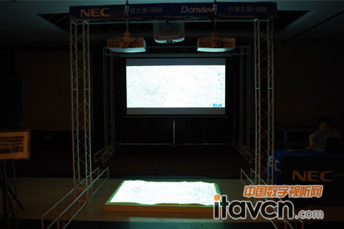 電子沙盤-2臺NEC PA500X+智能融合，1臺PA500U+垂直向下投影
