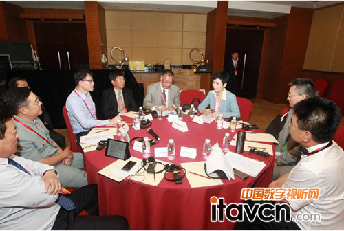 上圖為能源/資源圓桌CEO使用啟拓（QITUO）同傳接收單元 QT-TC501R及譯員單元QT-TC501E