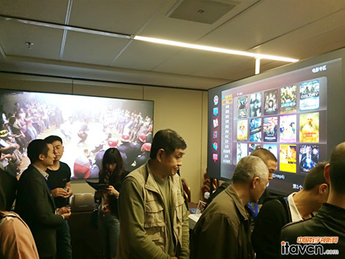 現(xiàn)場展示的Star Bright ST超短焦抗環(huán)境光幕備受矚目與稱贊