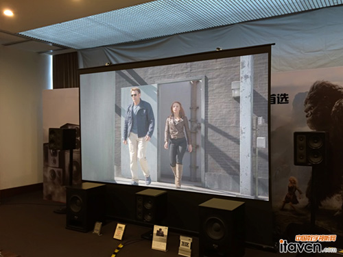 現(xiàn)場展示的135寸劇院地拉幕F135H