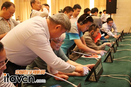 產(chǎn)品展示區(qū) 觀眾積極了解TAIDEN新一代無紙化會(huì)議系統(tǒng)