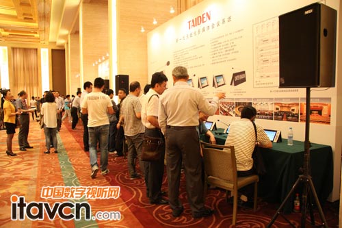 產(chǎn)品展示區(qū) 觀眾積極了解TAIDEN新一代無紙化會(huì)議系統(tǒng)